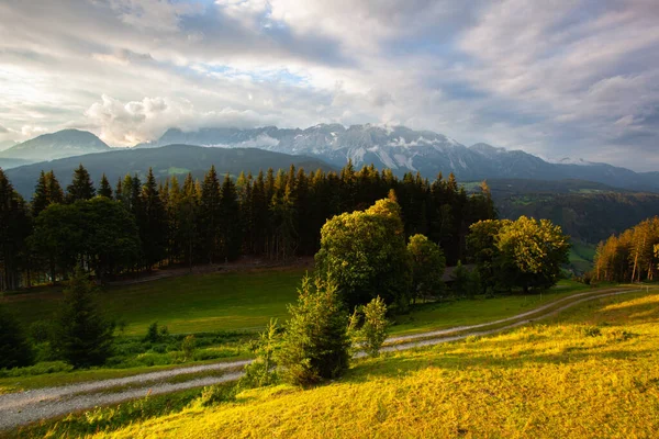 Vistas Montaña Dachstein Valle Del Verano Desde Complejo Almwelt Austria —  Fotos de Stock