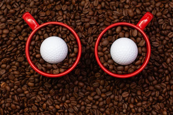 Duas Xícaras Vermelhas Cheias Grãos Café Uma Bola Golfe Comércio — Fotografia de Stock