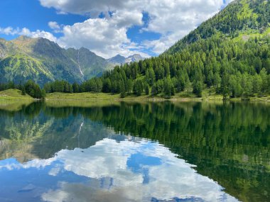 Duisitzkarsee Gölü, Avusturya. Duisitzkarsee muhtemelen Schladminger Tauern 'deki en güzel dağ göllerinden biridir. Coronavirus salgınından sonra turistlerin olmadığı bir yer..