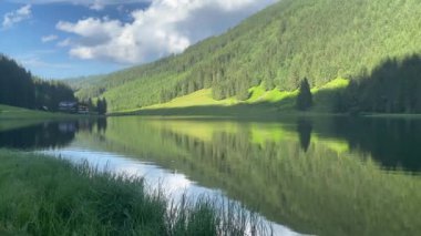 Styrian Bodensee, Styrian Tauern Avusturya 'da. Göl Seewigtal vadisinde deniz seviyesinden 1.143 metre yüksekliktedir. Koronavirüs salgınından sonra turistsiz bir yer..