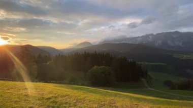 Almwelt Avusturya tatil köyünden Dachstein dağı ve yaz vadisi manzarası. Almwelt Avusturya, Schladming şehrinden 7 km uzaklıktadır. Güzel döşenmiş odalar odalarla döşenmiş..