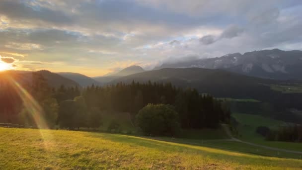 Dachstein Berg Zomerdal Uitzicht Vanuit Almwelt Oostenrijk Resort Almwelt Oostenrijk — Stockvideo