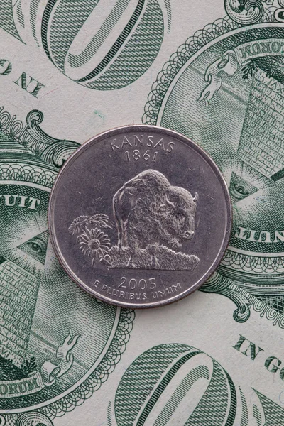 カンザス州の4分の1はドル紙幣である 米ドル札とカンザス州の4分の1の対称構成 — ストック写真