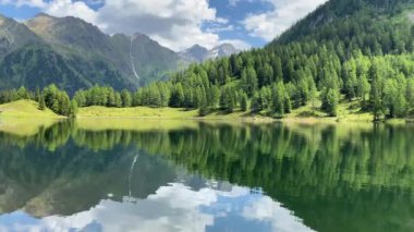 Duisitzkarsee Gölü, Avusturya. Duisitzkarsee muhtemelen Schladminger Tauern 'deki en güzel dağ göllerinden biridir. Coronavirus salgınından sonra turistlerin olmadığı bir yer..