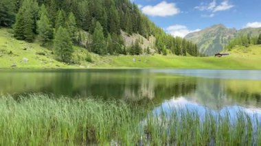 Duisitzkarsee Gölü, Avusturya. Duisitzkarsee muhtemelen Schladminger Tauern 'deki en güzel dağ göllerinden biridir. Coronavirus salgınından sonra turistlerin olmadığı bir yer..