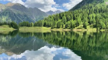 Duisitzkarsee Gölü, Avusturya. Duisitzkarsee muhtemelen Schladminger Tauern 'deki en güzel dağ göllerinden biridir. Coronavirus salgınından sonra turistlerin olmadığı bir yer..
