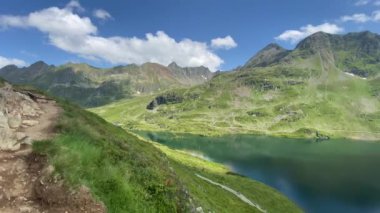 Avusturya 'daki Styrian Tauern' de Giglachsee Gölü kıyısında dik bir patika. Styrian Tauern, Avusturya 'daki Giglachsee Gölü. Koronavirüs salgınından sonra turistsiz bir yer..