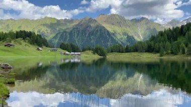 Duisitzkarsee Gölü, Avusturya. Duisitzkarsee muhtemelen Schladminger Tauern 'deki en güzel dağ göllerinden biridir. Coronavirus salgınından sonra turistlerin olmadığı bir yer..