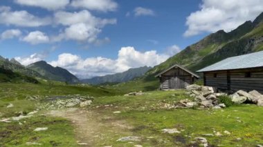 Avusturya 'daki Styrian Tauern' de Giglachsee Gölü kıyısında eski bir ahır. Koronavirüs salgınından sonra turistsiz bir yer..