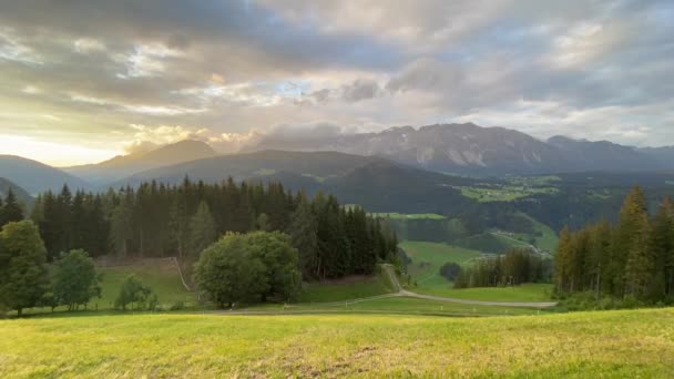 Dachstein Berg Zomerdal Uitzicht Vanuit Almwelt Oostenrijk Resort Almwelt Oostenrijk — Stockvideo