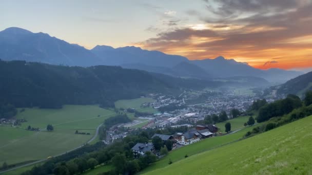 Dachstein Berg Och Schladming Stad Vid Soluppgången Synpunkter Från Rohrmoos — Stockvideo