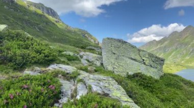 Avusturya 'daki Styrian Tauern' de Giglachsee Gölü kıyısında dik bir patika. Styrian Tauern, Avusturya 'daki Giglachsee Gölü. Koronavirüs salgınından sonra turistsiz bir yer..
