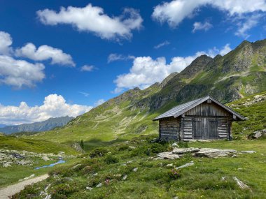 Avusturya 'daki Styrian Tauern' de Giglachsee Gölü kıyısında eski bir ahır. Koronavirüs salgınından sonra turistsiz bir yer..