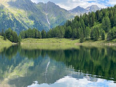 Duisitzkarsee Gölü, Avusturya. Duisitzkarsee muhtemelen Schladminger Tauern 'deki en güzel dağ göllerinden biridir. Coronavirus salgınından sonra turistlerin olmadığı bir yer..