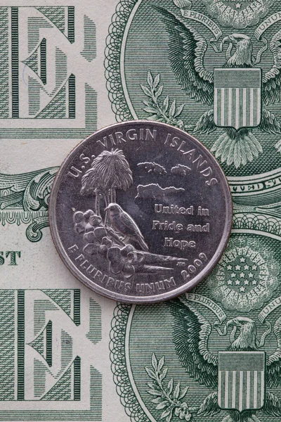 4的美属维尔京群岛的美元钞票 美元票据和美属维尔京群岛四分之一的对称构成 — 图库照片