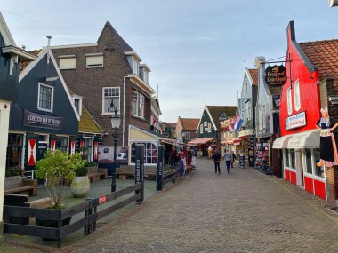 Volendam, Hollanda - 7 Ekim 2019: Volendam, Kuzey Hollanda 'da, Amsterdam' ın 20 km kuzeyinde bir kasabadır. Bazen Zuiderzee 'nin incisi olarak da bilinir. Burası çok popüler bir turistik yerdir..