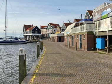 Volendam, Hollanda-7 Ekim 2019: Volendam limanında. Volendam, Kuzey Hollanda 'da Amsterdam' ın 20 km kuzeyinde bir kasabadır. Bazen Zuiderzee 'nin incisi olarak da bilinir..