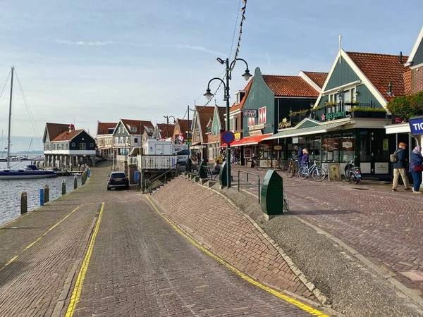 Volendam, Hollanda - 7 Ekim 2019: Volendam, Kuzey Hollanda 'da, Amsterdam' ın 20 km kuzeyinde bir kasabadır. Bazen Zuiderzee 'nin incisi olarak da bilinir. Burası çok popüler bir turistik yerdir..