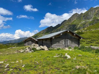 Avusturya 'daki Styrian Tauern' de Giglachsee Gölü kıyısındaki eski ahırlar. Koronavirüs salgınından sonra turistsiz bir yer..