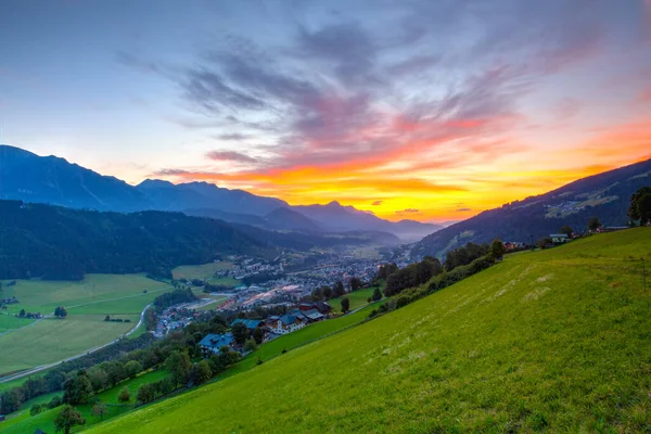 ダシュタイン山と日の出にシュラミング市 オーストリアのロームス アンテルタールからの眺め ロムス インタータル Rohrooms Untertal 冬のスポーツリゾート地として知られる地方 — ストック写真