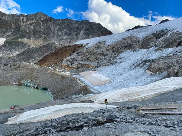 Tiefenbach冰川位于奥地利蒂罗尔奥兹塔尔阿尔卑斯山畔的Slden附近 在冬季 冰川可以通过缆车到达 从春季开始可以通过汽车到达 使用Gletscherstrasse — 图库照片