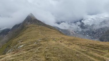 Obergurgl 'deki yüksek dağlar. Avusturya' nın Otztal Alpleri 'nde bir köy. Solden belediyesinde yer alan köy, yaklaşık 400 yıllık bir nüfusa sahip ve ağırlıklı olarak bir turizm beldesi..