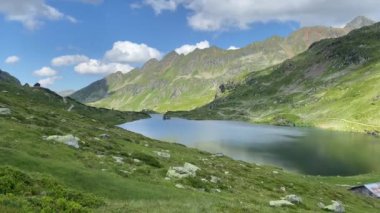 Styrian Tauern, Avusturya 'daki Giglachsee Gölü. Koronavirüs salgınından sonra turistsiz bir yer..