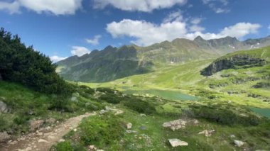 Avusturya 'daki Styrian Tauern' de Giglachsee Gölü kıyısında dik bir patika. Styrian Tauern, Avusturya 'daki Giglachsee Gölü. Koronavirüs salgınından sonra turistsiz bir yer..