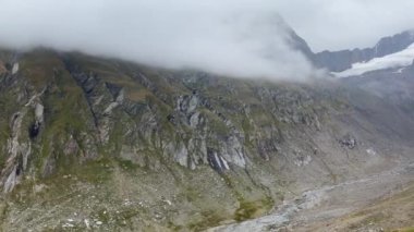 Obergurgl 'deki yüksek dağlar. Avusturya' nın Otztal Alpleri 'nde bir köy. Solden belediyesinde yer alan köy, yaklaşık 400 yıllık bir nüfusa sahip ve ağırlıklı olarak bir turizm beldesi..