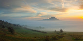 Blick vom Rana-Hügel. Nebliger Morgen im Mittelböhmischen Hochland, Tschechien. Mittelböhmisches Hochland ist ein Gebirge in Nordböhmen. Die Reichweite beträgt etwa 80 km
