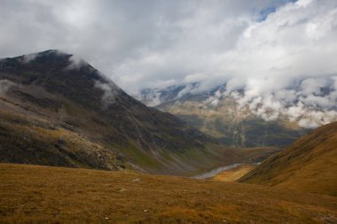 Obergurgl 'deki yüksek dağlar. Avusturya' nın Otztal Alpleri 'nde bir köy. Solden belediyesinde yer alan köy, yaklaşık 400 yıllık bir nüfusa sahip ve ağırlıklı olarak bir turizm beldesi..