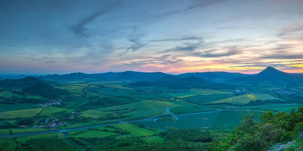ロボスの丘からの眺め チェコ共和国中央ボヘミア高原の夕日 中央ボヘミア高地 Central Bohemian Uplands ボヘミア北部に位置する山脈 距離は約80Km — ストック写真