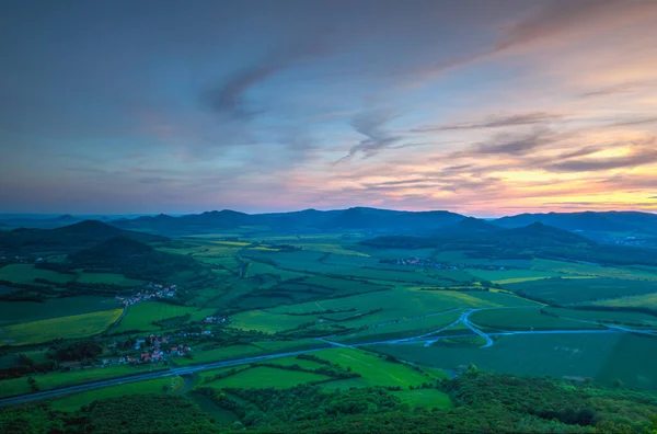 ロボスの丘からの眺め チェコ共和国中央ボヘミア高原の夕日 中央ボヘミア高地 Central Bohemian Uplands ボヘミア北部に位置する山脈 距離は約80Km — ストック写真