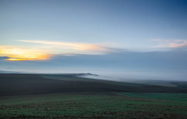 捷克共和国波希米亚中部高地被雾覆盖的景观 波希米亚中部高地 Central Bohemian Uplands 是位于波希米亚北部的山脉 距离大约80公里 — 图库照片