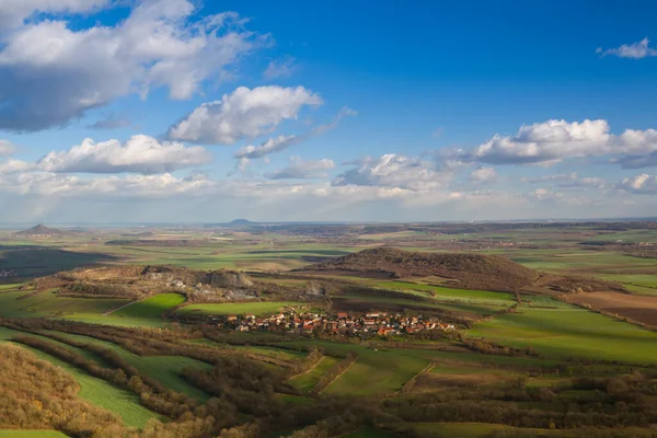 Widok Szczytu Wzgórza Oblik Jesienne Krajobrazy Środkowoczeskich Wyżyn Czechy — Zdjęcie stockowe