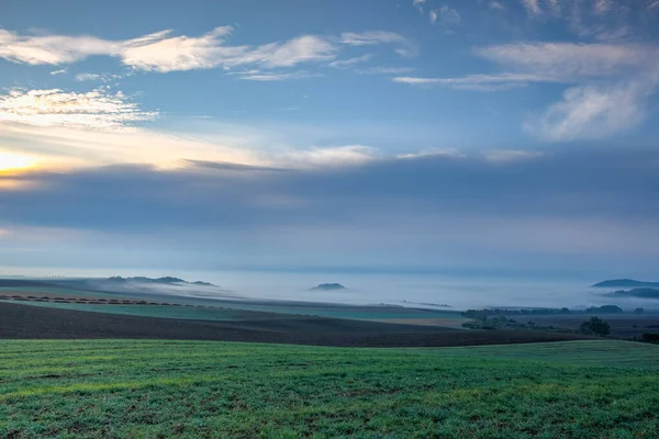 チェコ共和国中央ボヘミア高地の霧に覆われた風景 中央ボヘミア高地 Central Bohemian Uplands ボヘミア北部に位置する山脈 距離は約80Km — ストック写真