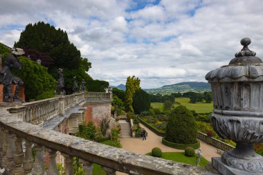 Welshpool, İngiltere - 31 Ağustos 2023 Powis Kalesi terasında bahçelere bakan. Powis Galler prensi tarafından inşa edilmiş bir Galler kalesidir.