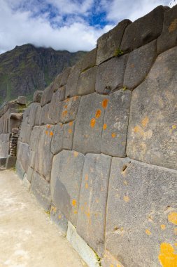 Ollantaytambo, Peru 'nun güneyinde, Cusco şehrinin yaklaşık 72 km kuzeybatısında yer alan bir şehir ve İnka arkeoloji alanıdır.