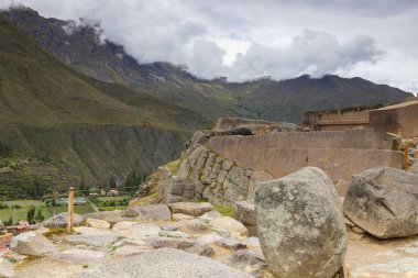 Ollantaytambo, Peru 'nun güneyinde, Cusco şehrinin yaklaşık 72 km kuzeybatısında yer alan bir şehir ve İnka arkeoloji alanıdır.