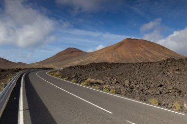 Los Volocanes Doğal Parkı 'ndaki yolda. Timanfaya NP, Santa Anna, Comunidad Valenciana, İspanya