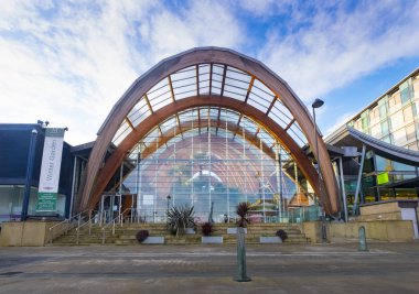 Sheffield kış bahçeleri, merkezi bir kamusal alan olan bir modern sera.