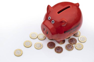 İngiltere'de Lirası paraları, acil fon kavramı ile İngiltere'de para, kırmızı piggy banka