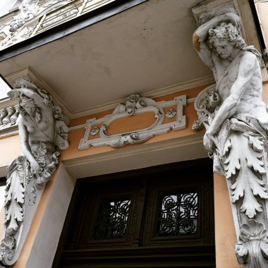 Eski kasabadaki kapı aralığı. Polonya