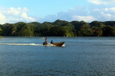 Balıkçılar işe gider. Dominik Cumhuriyeti