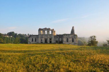 Antik kale. Çim üzerinde kale kalıntıları. Kale. Ukrayna. Kale. Yıkık kalede. Tarihi bina