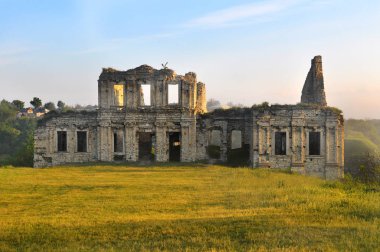 Antik kale. Çim üzerinde kale kalıntıları. Kale. Ukrayna. Kale. Yıkık kalede. Tarihi bina
