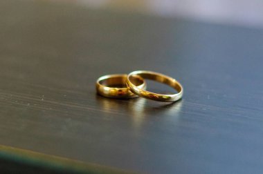 Kırmızı gül buketi düğün halkalar. Düğün mumlar. Gelin buketi. Gelin jartiyer