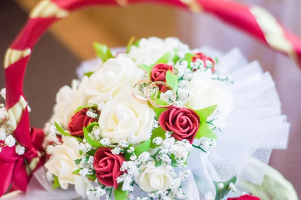 Vigselringar Bukett Röda Rosor Bröllop Ljus Bukett Bruden Strumpeband Bruden — Stockfoto