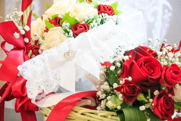 赤いバラのブーケで花嫁の白ガーター — ストック写真