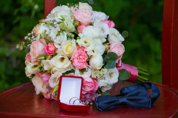 Brudens Bröllopsbukett Med Vita Och Rosa Blommor Blå Fluga Bredvid — Stockfoto